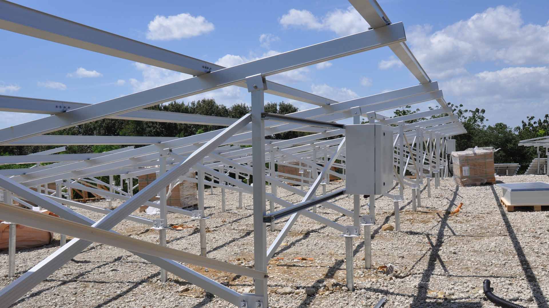 Proiect de sol solar, șurub de împământare ca fundație, cu console din aluminiu.
